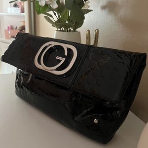 guess clutch🖤